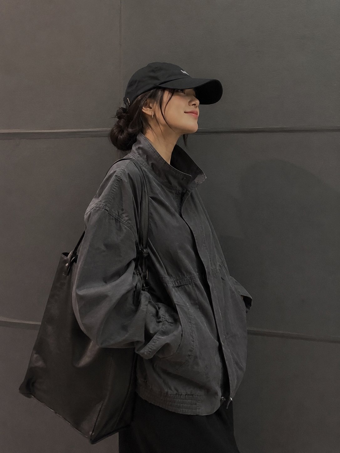 极简深灰背景下的时尚工装风街拍女性