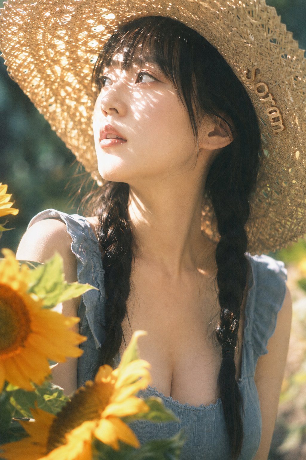 盛夏少女草编帽梦幻光影人像